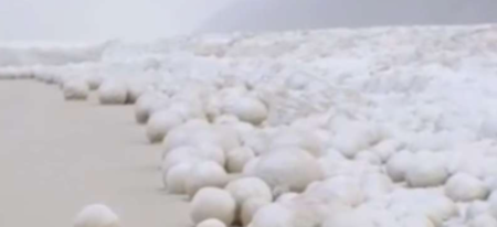 Une plage de boules de neige géantes en Sibérie 