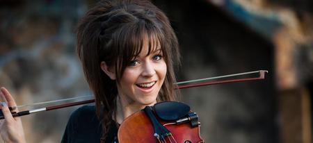 Hans Zimmer reprend le thème du film The Dark Knight avec l'aide de Lindsey Stirling