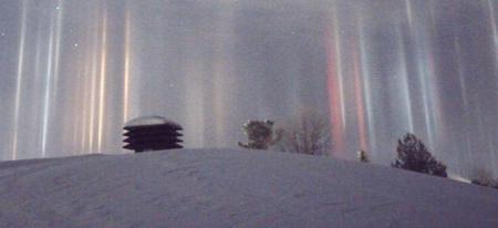 Des colonnes de lumière dans le ciel canadien