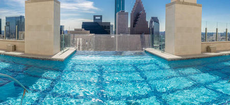 Cette piscine va vous donner le vertige ! 