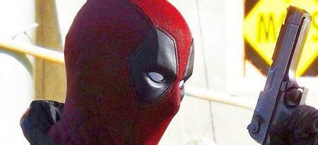 Deadpool 2 : Ryan Reynolds flingue en main et t-shirt collector pour des nouvelles photos