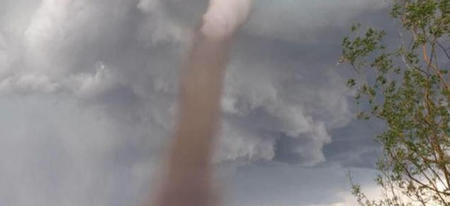 Alerte rouge : un homme tond sa pelouse pendant une immense tornade !