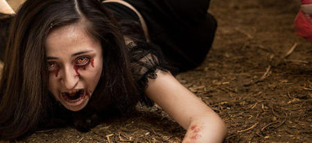 Pour s'amuser, elle transforme ses clients en zombies