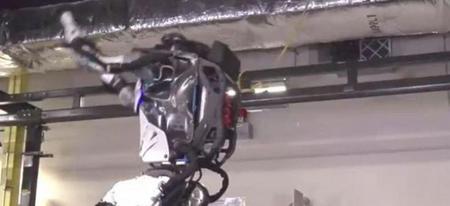 Les robots Atlas de Boston Dynamics peuvent maintenant faire des saltos arrière (vidéo)