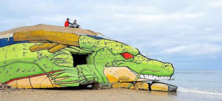 Un blockhaus normand transformé en Shenron par deux graffeurs français