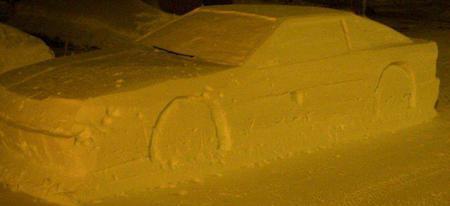 Cette voiture sculptée dans la neige, 