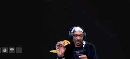 Joint au bec et téléphone à la main, Snoop Dog joue à SOS sans les mains