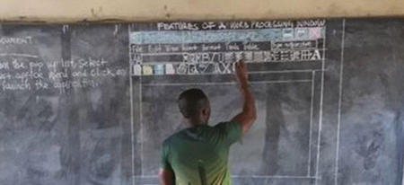 Au Ghana un professeur fait apprendre Microsoft Word sur un tableau noir à ses élèves