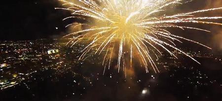 Magnifique feu d'artifice filmé de l'intérieur par un drone