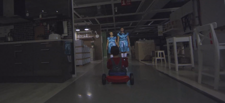 Ikea parodie les couloirs de Shining pour Halloween