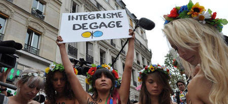 Un policier s'écrase contre un mur en pourchassant une Femen