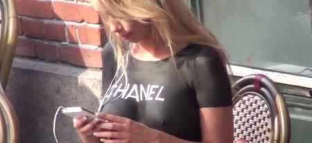 Une femme se balade seins nus en t-shirt en body-painting