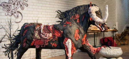 Ce cheval zombie est un ... GÂTEAU !