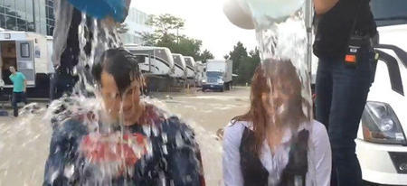 Batman V Superman : Superman et Loïs Lane font le Ice Bucket Challenge