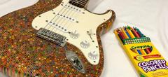 Ce YouTubeur fabrique une guitare Fender Stratocaster à l'aide de 1200 crayons de couleur