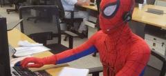 WTF : un banquier démissionne et décide de venir au bureau habillé en Spider-Man