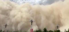 Chine : cette tempête de sable géante engloutit une ville entière (vidéo)