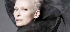 Tilda Swinton s'inspire des paquets Doritos pour s'habiller