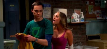 Striptease de Kaley Cuoco dans The Big Bang Theory