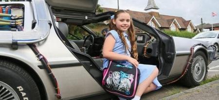 Retour vers le Futur : il emmène sa fille à l'école en DeLorean