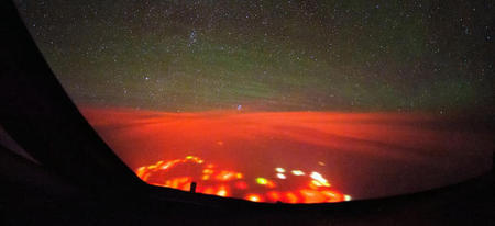 Des lumières rouges très étranges au milieu du Pacifique