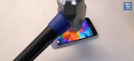 La revanche d'un Galaxy S5 qui se fait taper dessus avec un marteau