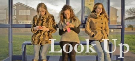 Look Up : les réseaux sociaux et votre smartphone vous isolent