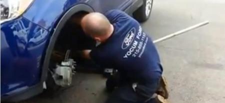 Une incroyable découverte sous la carrosserie d'une voiture