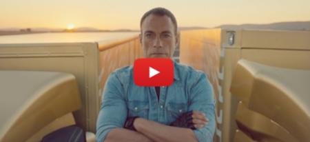 Epic : grand écart de Jean-Claude Van Damme entre 2 camions Volvo !