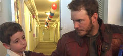 Chris Pratt rend visite à des enfants malades habillé avec son costume de Star-Lord