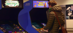 Des bornes d'arcade pour récolter des dons dans un aéroport