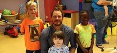 Chris Pratt donne des conseils aux enfants hospitalisés pour dompter les raptors