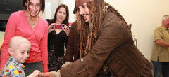 Johnny Depp en tenue de Jack Sparrow rend visite aux enfants malades en Australie