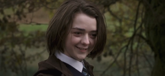 Maisie Williams alias Arya Stark dans Game of Thrones raconte sa première scène de sexe