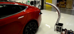 Un serpent mécanique pour recharger sa voiture Tesla