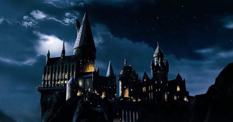 Halloween : la voiture volante de Harry Potter garée au château