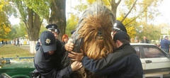 WTF : Chewbacca arrêté par la police en Ukraine, Dark Vador est complice 