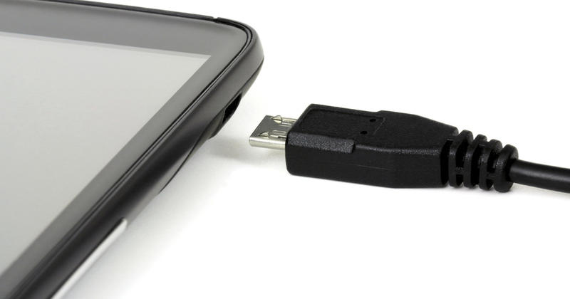 Un Chargeur Portable Charge Un Smartphone Sur Un Réfrigérateur De