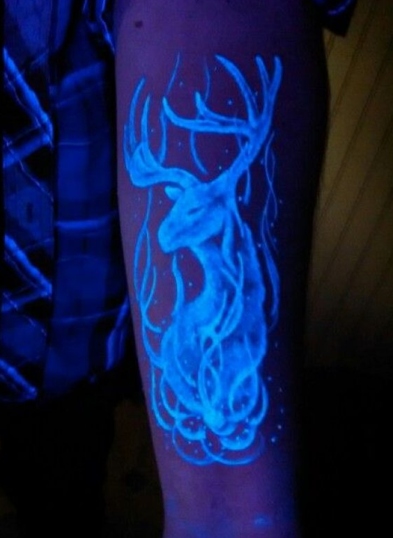 Fluogram : les tatouages fluorescents qui prennent vie avec la lumière  noire 