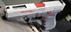 Nintendo Glock : un vrai pistolet qui reprend le design du Zapper de la Nintendo NES