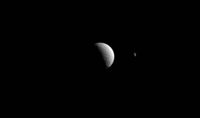 Lunes Tethys et Hypérion