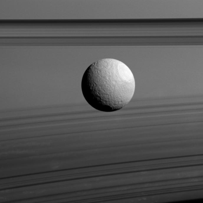 Tethys apparaissant derrière les anneaux