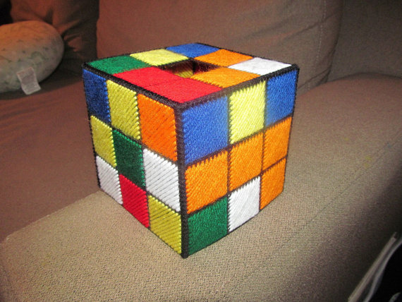 La boîte à mouchoirs Rubik's Cube chez Sheldon Cooper (Jim Parsons) dans  la série The Big Bang Theory (Saison 5 Episode 11)