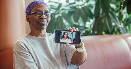 Cette sexagénaire américaine se sauve d'un AVC grâce à un selfie !