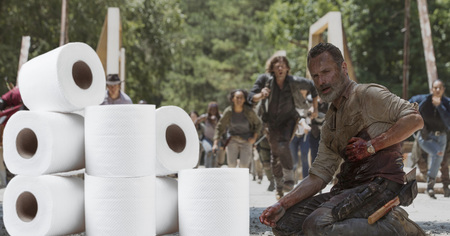 Confinement : et si The Walking Dead avait anticipé la crise du papier toilette ?