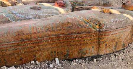 Égypte : une vingtaine de sarcophages intacts ont été découverts