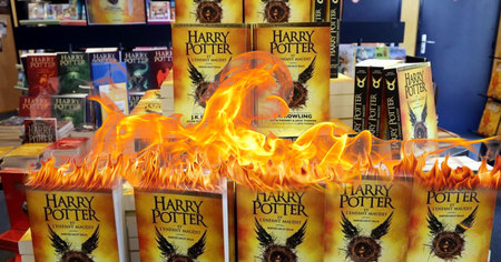 Des livres Harry Potter et Twilight brûlés lors d'un autodafé en Pologne