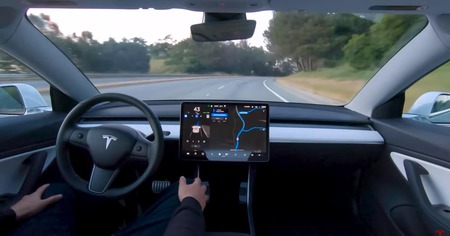 Elon Musk (Tesla) déploie enfin la conduite 100% autonome, et c'est impressionnant !