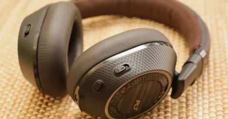 L'excellent casque sans fil à réduction de bruit Plantronics Backbeat Pro 2 est à moitié prix