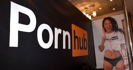 Ne proposant pas de sous-titres dans ses vidéos, PornHub se retrouve assigné devant la justice par un malentendant !